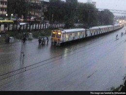 Trains and Flights Delayed in Mumbai Due to Heavy Rain Trains and Flights Delayed in Mumbai Due to Heavy Rain