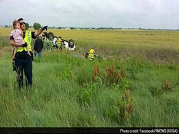 Heartbreaking Picture of Cop Comforting Toddler After a Car Crash Goes Viral Heartbreaking Picture of Cop Comforting Toddler After a Car Crash Goes Viral