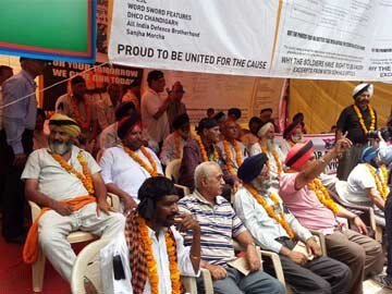 वन रैंक वन पेंशन के मुद्दे पर सड़कों पर पूर्व सैनिक, जानें क्या है पूरा मामला वन रैंक वन पेंशन के मुद्दे पर सड़कों पर पूर्व सैनिक, जानें क्या है पूरा मामला