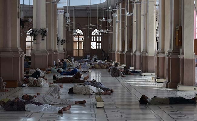 Mass Funeral Held for Unclaimed Victims of Deadly Pakistan Heatwave