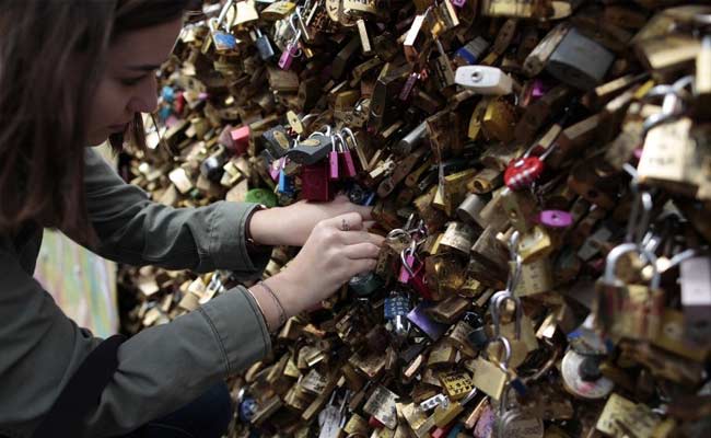 Breaking Hearts, Breaking Chains: Paris Removes 'Love Locks'