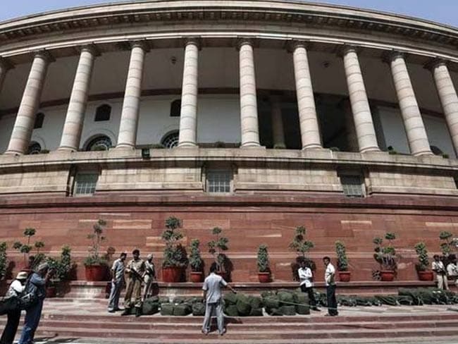 Lawmakers Turn Up to Debate Land Bill, Babus Give it a Miss; Opposition Suspects Links to Bihar Polls