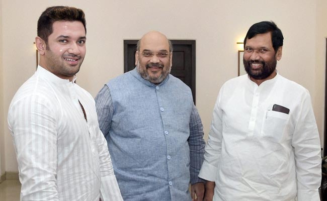 Ahead of Bihar Polls, Lok Janshakti Party Chief Ram Vilas Paswan Meets BJP President Amit Shah