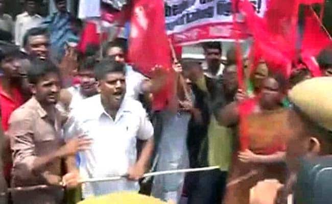 Protesters, Police Clash Outside IIT-Madras Over Ban on Students' Group