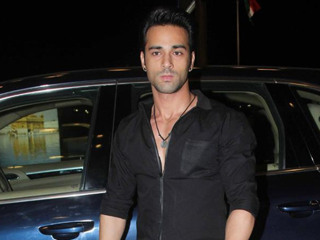 Farhan Akhtar Steals the Show in <i>Dil Dhadakne Do</i>: Pulkit Samrat