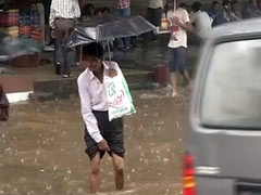 बारिश ने रोकी मुंबई की रफ्तार, जानें 10 अहम डेवलपमेंट्स