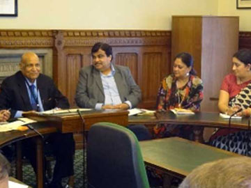 लंदन में अपना ट्रिप बढ़ाकर 'गोपनीय' दस्तावेज पर दस्तखत किए थे वसुंधरा राजे ने