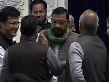 सीएम अखिलेश को रवीश कुमार की चिट्ठी : 'पढ़ते ही राममूर्ति को सस्पेंड करें'