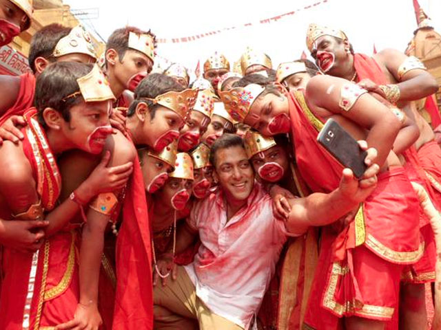 In <i>Selfie Le Le Re</i> Song, Salman's Epic Picture With His <i>Bajrangi Bhaijaans</i>