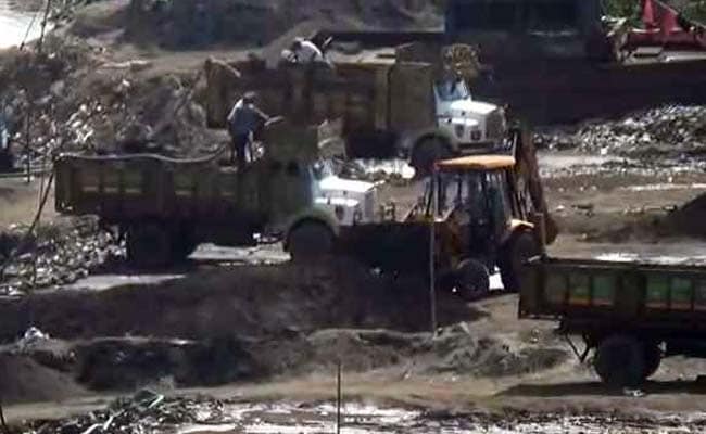 Tehsildar, 6 Other Officers Allegedly  Manhandled by Sand Mafia in Maharashtra
