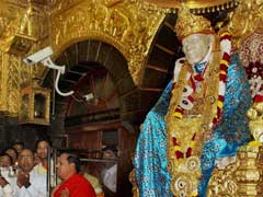 आगरा की महिला ने शिरडी के साईंबाबा मंदिर में भेंट की 2 किलो सोने की पादुका