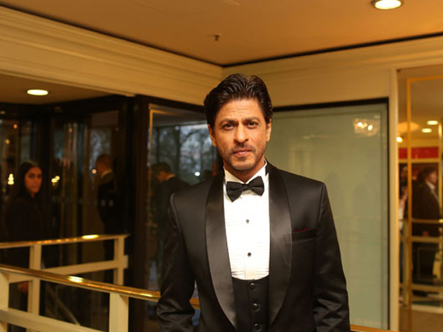 'Shah Rukh Khan, Good Actor, Good Dad, Good Man,' Tweets a <i>Kumar at No 42</i>