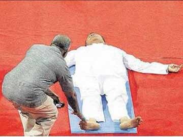 योगा करते-करते सो गए रेलमंत्री सुरेश प्रभु योगा करते-करते सो गए रेलमंत्री सुरेश प्रभु