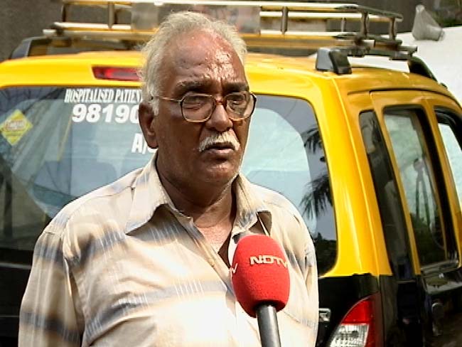 31 साल से मरीजों को मुफ्त में अपनी टैक्‍सी में अस्‍पताल छोड़ रहा ये ड्राइवर