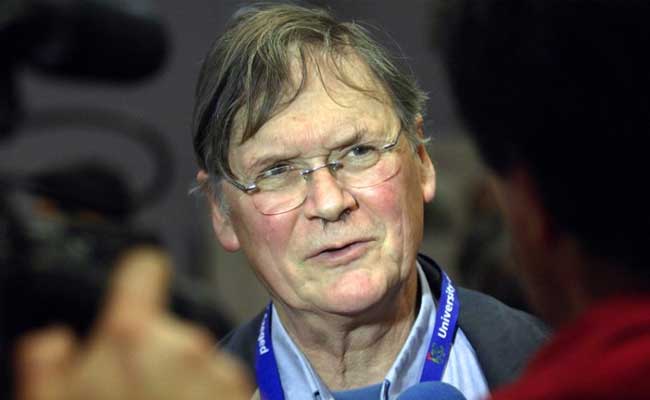 Nobel Laureate Tim Hunt Resigns After 'Trouble With Girls' Comments