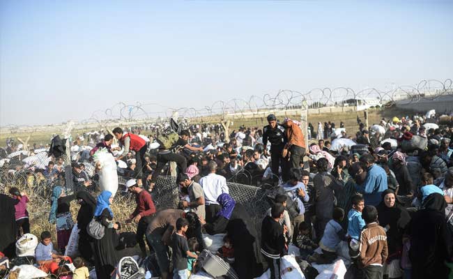 Ferry Packed With Syrian Refugees Heads for Greek Mainland