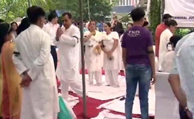 Waiting 18 Years for Justice, Families of Uphaar Fire Victims Protest With Black Bands