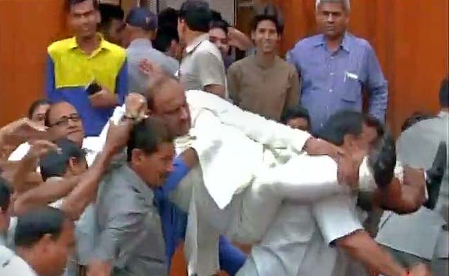 BJP Lawmaker Vijender Gupta Gets a 'Lift' Out of Delhi Assembly