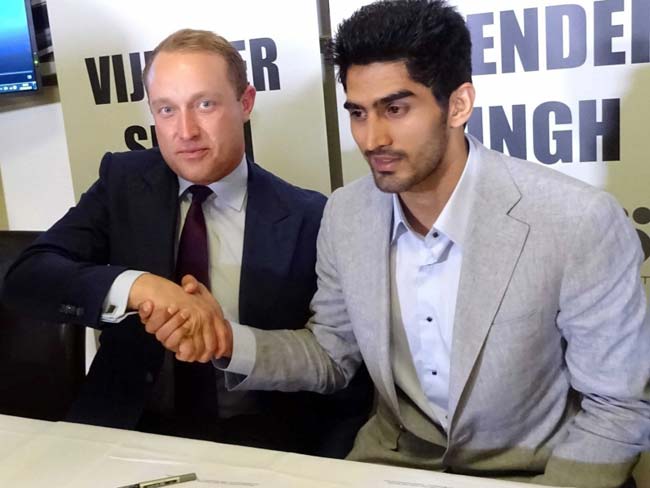 विजेन्दर के प्रोफ़ेशनल बॉक्‍सर बनने पर हंगामा है क्यों बरपा?