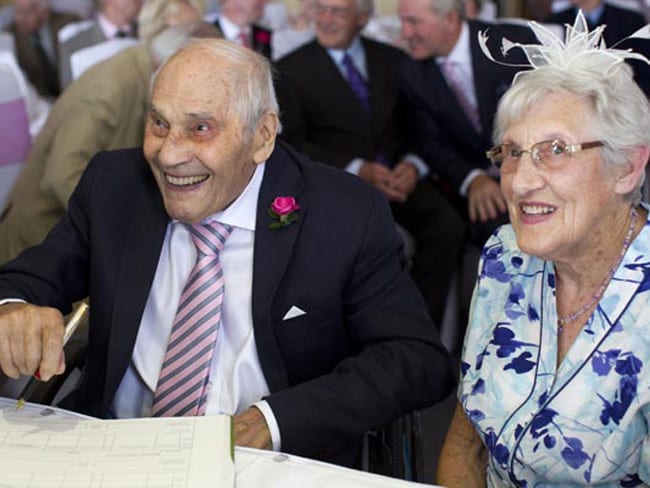 उम्र कोई बंधन नहीं : ब्रिटेन में 103 साल के दुल्हे ने 91 साल की दुल्हन से रचाई शादी