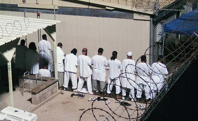 US Sends 6 Yemeni Prisoners from Guantanamo to Oman for Resettlement