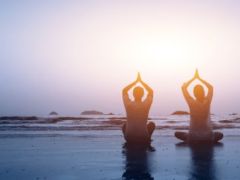 Easy Yoga Poses: Depression और Anxiety दूर करने में मददगार हैं ये 4 योगासन, आज ही करें रूटीन में शामिल