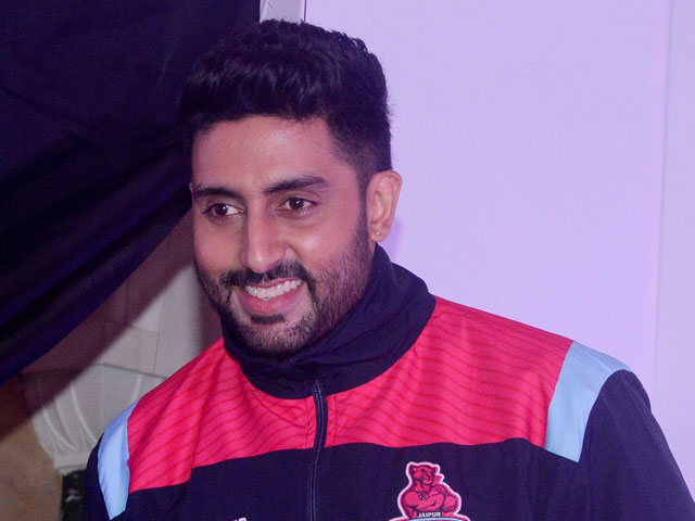Abhishek Bachchan: Aaradhya Supports our Team With a Hi-Five
