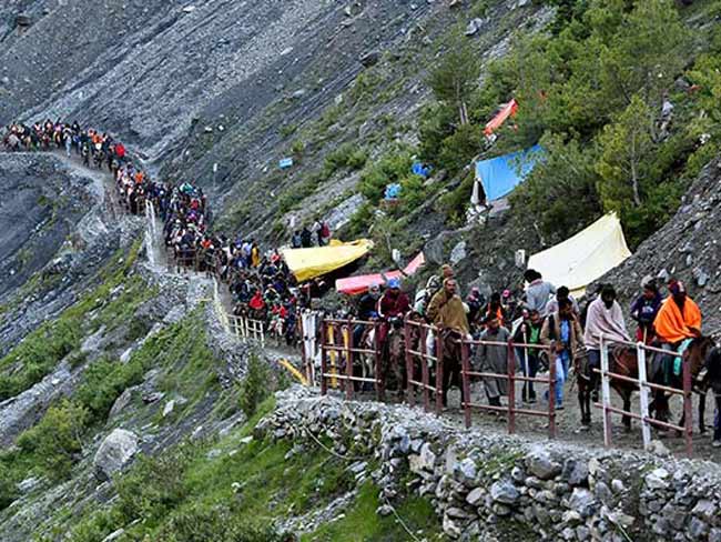 भूस्खलन के कारण जम्मू-श्रीनगर हाइवे बंद, अमरनाथ यात्रा रोकी गई