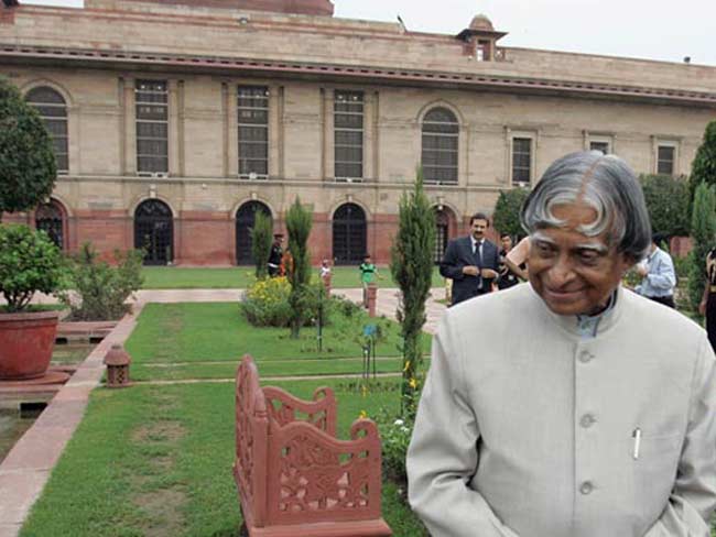 पीएम मोदी, सोनिया समेत कई नेताओं ने डॉ. कलाम के निधन पर जताया गहरा शोक