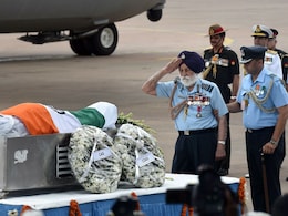 एपीजे अब्दुल कलाम को श्रद्धांजलि देने व्हीलचेयर से उठ खड़े हुए थे 96-वर्षीय मार्शल अर्जन सिंह एपीजे अब्दुल कलाम को श्रद्धांजलि देने व्हीलचेयर से उठ खड़े हुए थे 96-वर्षीय मार्शल अर्जन सिंह