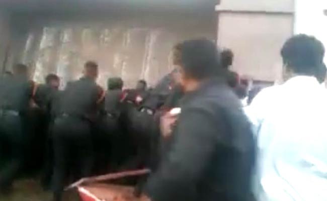 In Dramatic Rescue, Armymen Move Truck With Bare Hands