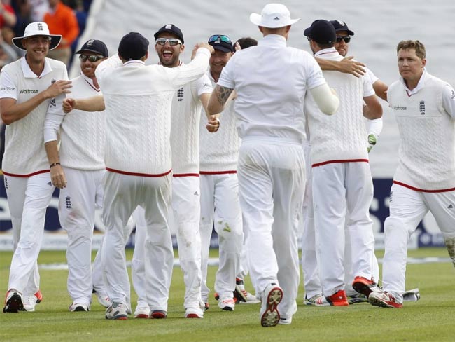 एशेज़ : ब्रॉड और अली की धारदार गेंदबाजी के आगे उड़ा ऑस्ट्रेलिया, इंग्लैंड ने जीता पहला टेस्ट