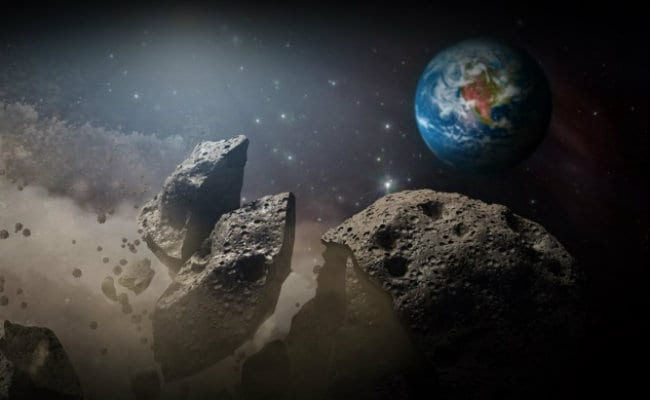 Een asteroïde ter grootte van een vliegtuig stort met 46.800 kilometer per uur in op de aarde en vermijdt catastrofale vernietiging