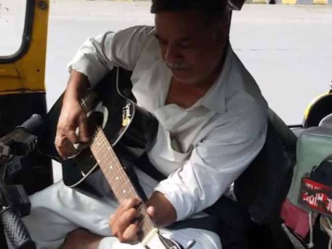 जब मुंबई के एक ऑटोवाले ने गिटार पर बजाया 'शोले' का संगीत