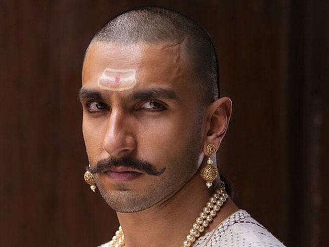 'बाजीराव मस्तानी' का फर्स्ट लुक : सिर मुंडाया रणवीर ने, तीर-कमान थामा दीपिका ने