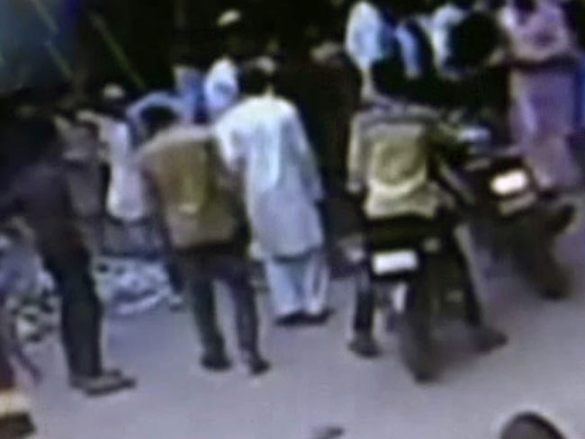 दिल्ली : सीसीटीवी में कैद हुई रोडरेज की वारदात, युवक को घोंपा चाकू दिल्ली : सीसीटीवी में कैद हुई रोडरेज की वारदात, युवक को घोंपा चाकू