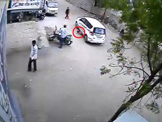 कैमरे में कैद : कार के नीचे कुचलकर भी बिल्कुल सही-सलामत रही बच्ची