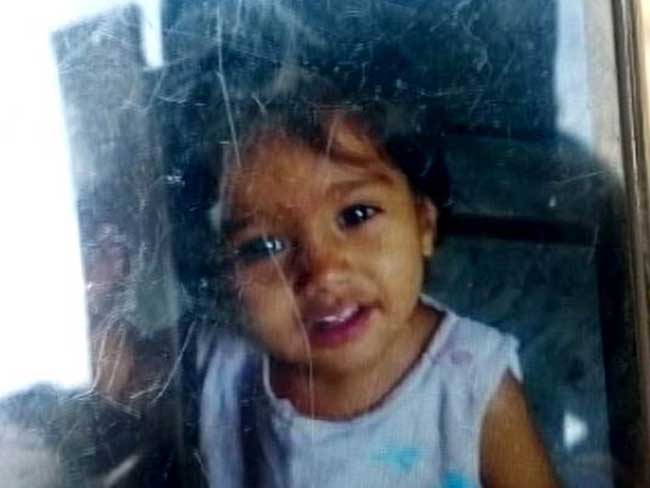 हेमा मालिनी के ट्वीट पर भड़के मासूम के पिता का सवाल - 'दो साल की बच्ची की मदद के लिए कौन नहीं रुकता?'