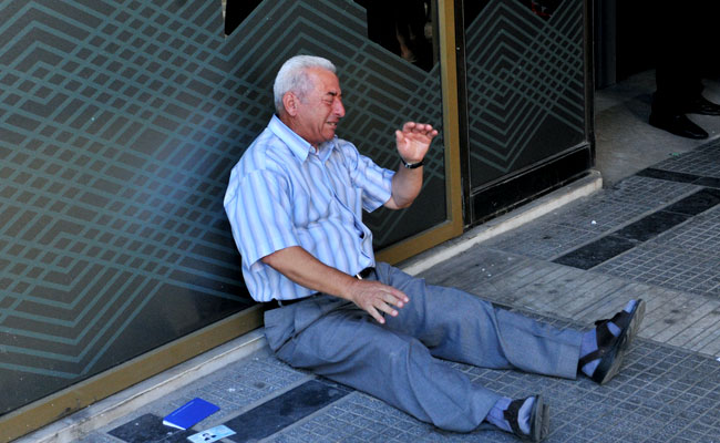 Australian Heads to Greece to Help Crying Pensioner in Photo