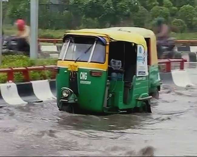 समूचे उत्तर भारत में भारी बारिश, दिल्ली में जगह-जगह पानी भरा