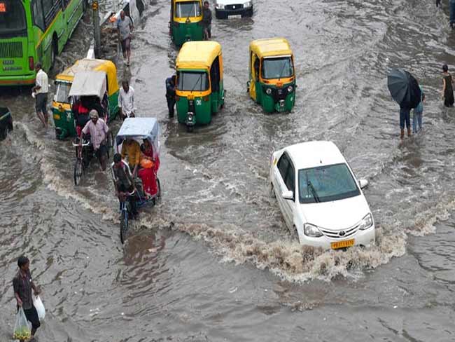 रवीश रंजन शुक्ला की आंखों देखी : बारिश ने दिल्ली को धोया, पोंछा फिर टांग दिया