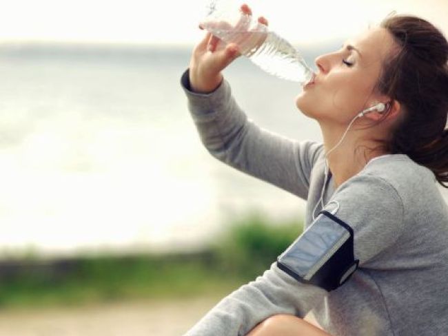 Water Intoxication: ज़्यादा पानी पीना हो सकता है खतरनाक, जानें ज्यादा पानी पीने के नुकसान...