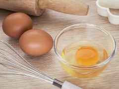 Kitchen Hack: How to Remove Eggshells from A Cracked Egg