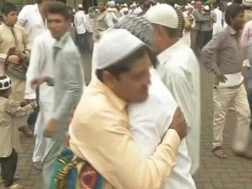 देशभर में धूमधाम से मनाई जा रही है ईद, राष्ट्रपति, प्रधानमंत्री ने दी बधाई