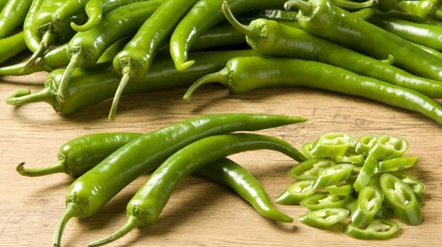 Green Chilli: हरी मिर्च त्वचा के साथ, पाचन में भी फायदेमंद, जानें कई और फायदे