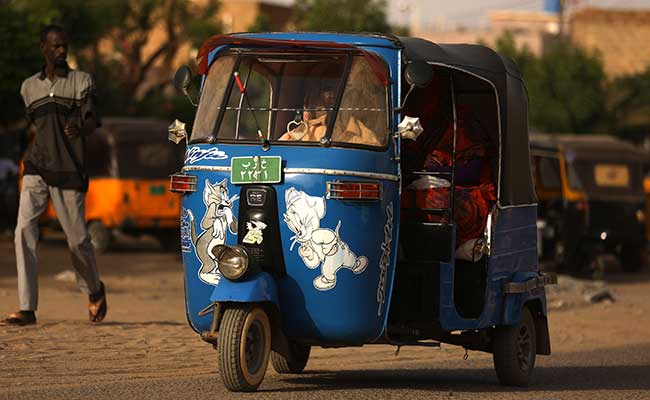 Sudan's Hot-Rod Rickshaw Men Splash Cash to Win Fares