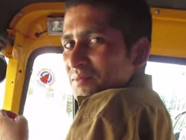 भारतीय ऑटोवाले से अमेरिकी महिला ने शुद्ध हिन्दी में कुछ इस अंदाज में लिया बदला