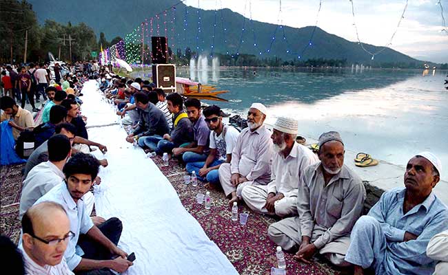 'Longest Iftar Party' in Asia Hosted in Srinagar