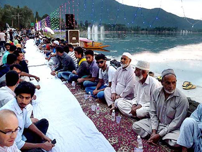 श्रीनगर में हुई एशिया की 'सबसे लंबी' इफ्तार पार्टी