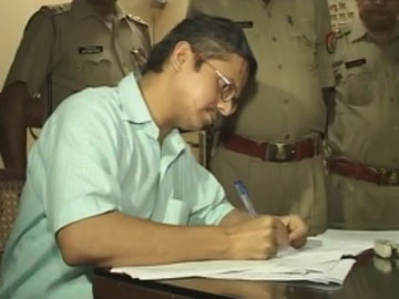 एक अफ़सर की सियासत से टक्कर!